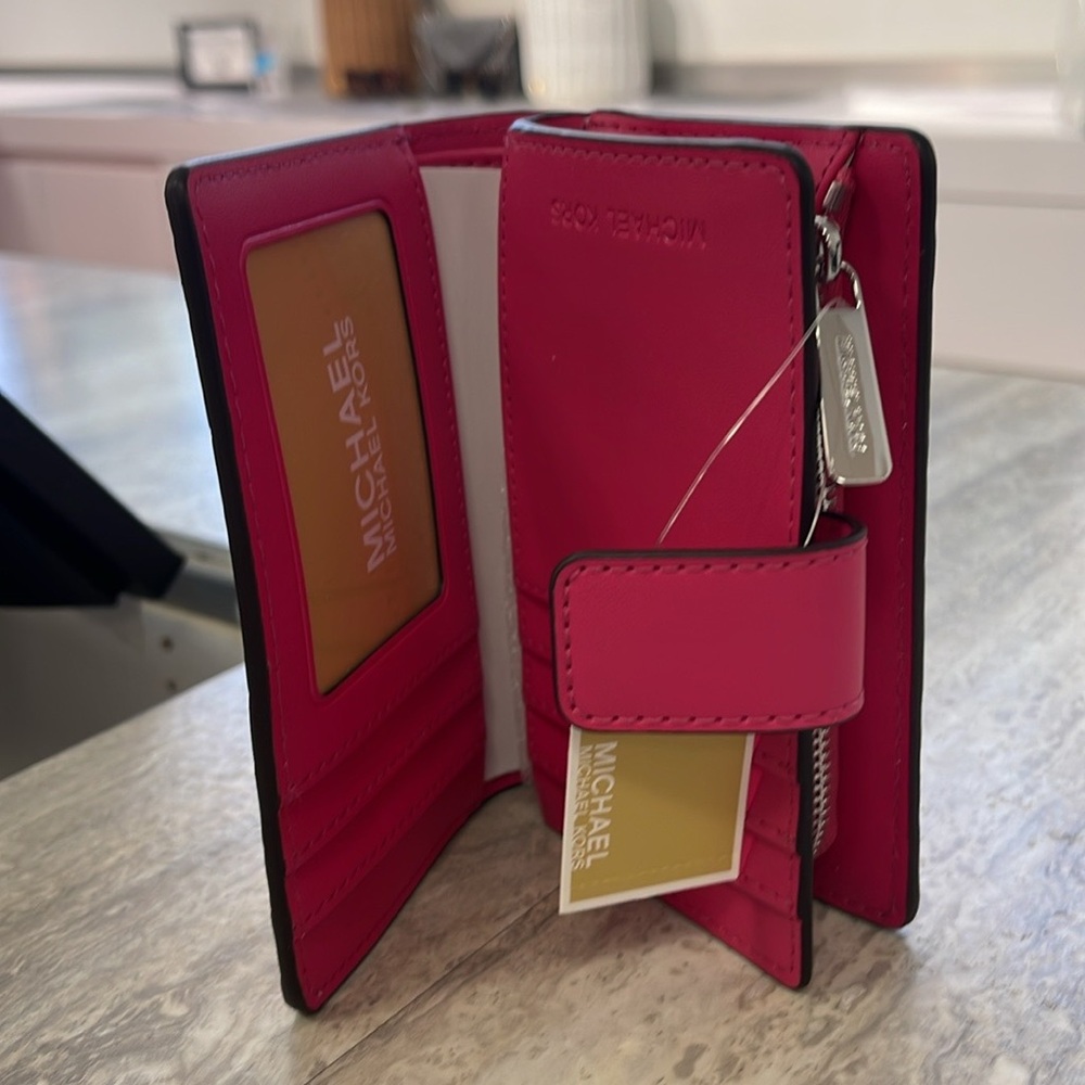 Michael Kors Jet Set Medium Floral Print Bi-Fold Wallet
Dragonfruit
NWT
Pink - Picture 13 of 16